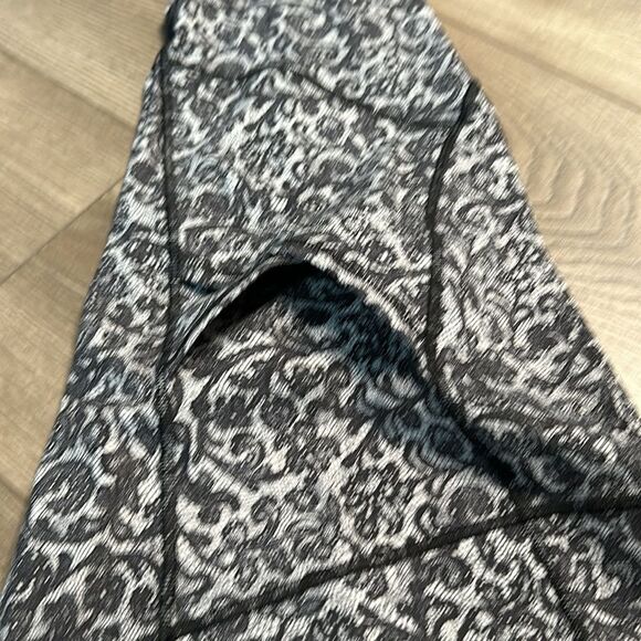 Lululemon Outrun Crop Mini Cinder Lace White Black Mesh Leggings Size 10 - Picture 6 of 13